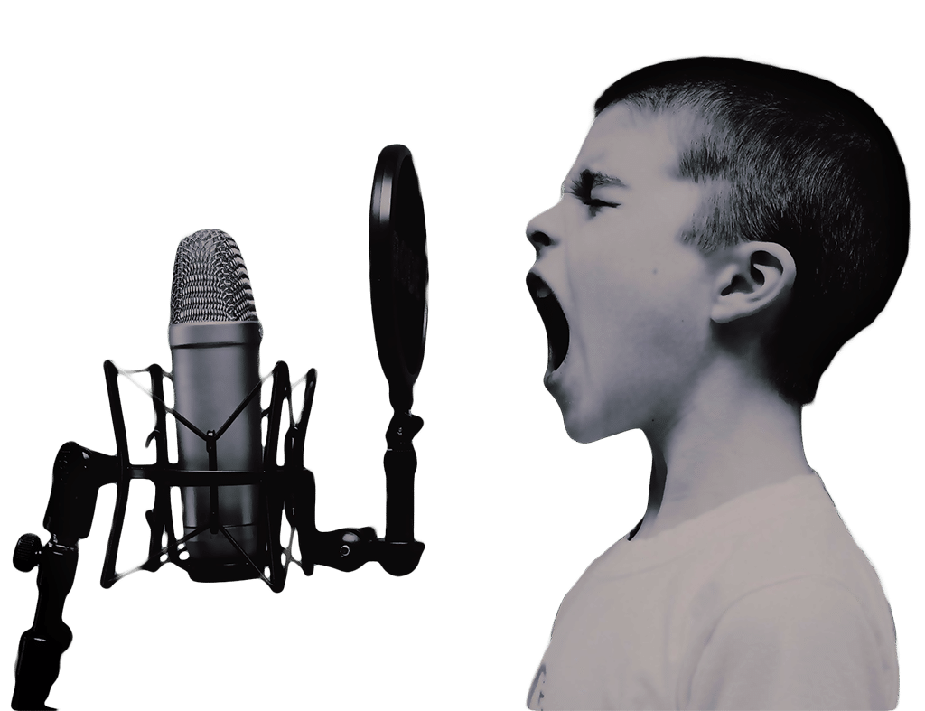 ילד שר מול מיקרופון