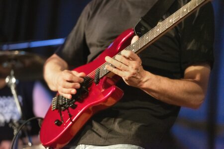 איש מנגן בגיטרה חשמלית